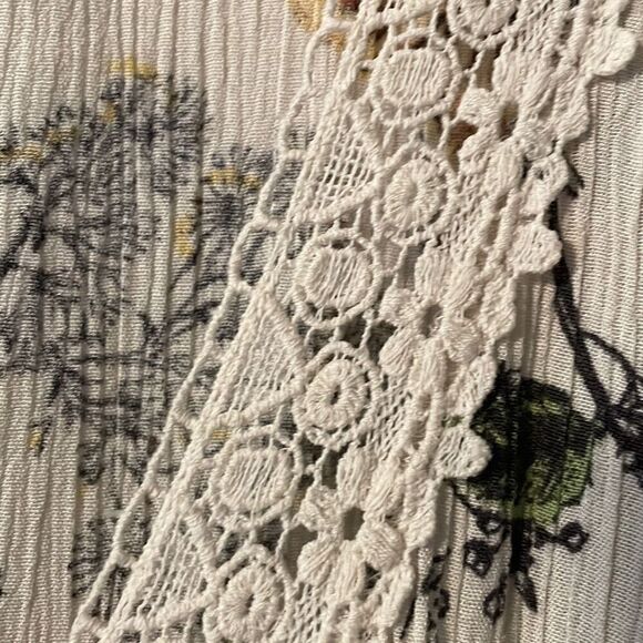 Coco & Jamieson crinkle rayon floral with lace layering blouse M. Lace trim - Picture 11 of 14